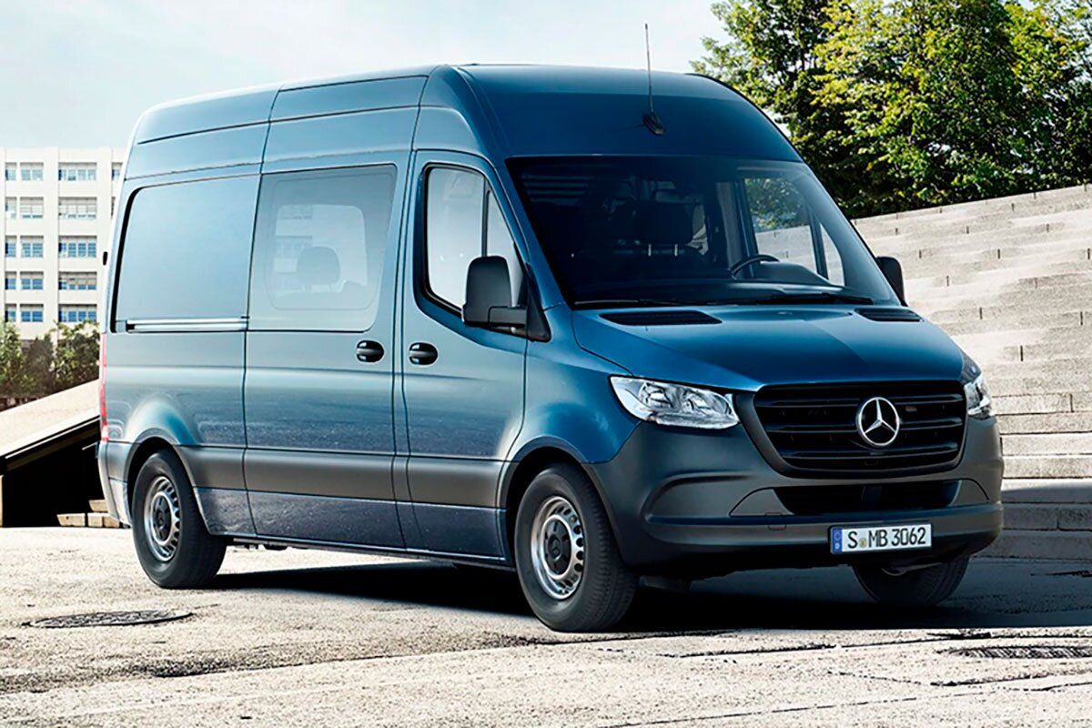 Mercedes Benz Sprinter 2019 with people