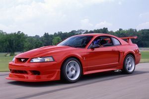 Дорогий Ford Mustang розтрощили в автосалоні