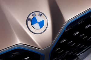 Компанія BMW змінила вперше за 25 років змінила логотип