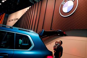 Mercedes и BMW ограничат производство, чтобы сохранить высокие цены
