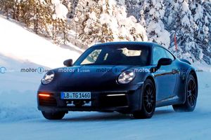 Новую версию Porsche 911 поймали на полевых испытаниях