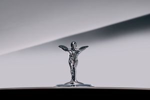 Новые электромобили Rolls-Royce получат обновленную статуэтку «Дух экстаза»