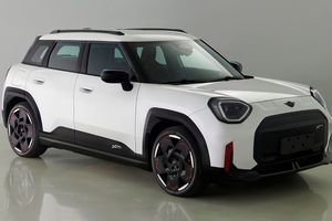 Новий електричний Mini Cooper JCW злили до прем'єри