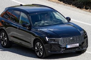 Новый кроссовер Volvo XC60 2027 года впервые заметили на дорожных тестах