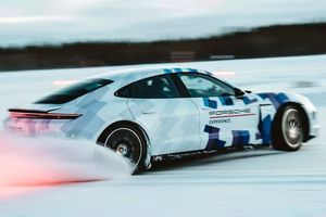 Новий рекорд дрифту на льоду від Porsche Taycan