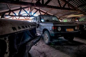 Появились фотографии сарая с бесплатными Range Rover