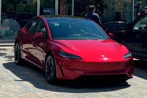 Розсекречено нову найпотужнішу Tesla Model 3