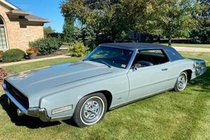 Рідкісний Ford Thunderbird 1967 року з телефоном та телевізором виставлять на аукціон