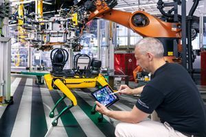 Робособаки активно помогают собирать Mercedes Sprinter