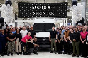 З конвеєра спустили 5-мільйонний Mercedes Sprinter