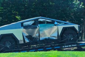 Серьезные повреждения Tesla Cybertruck после столкновения с кроссовером Ford