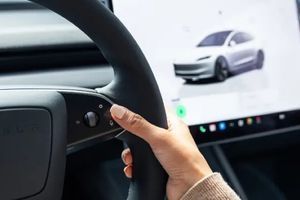 Tesla Model 3 получил больший экран и стал мощнее