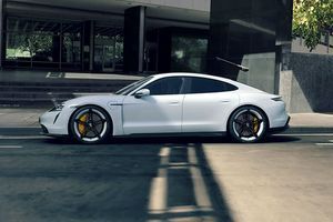 Tesla Model S пользуется большей популярностью чем Porsche Taycan