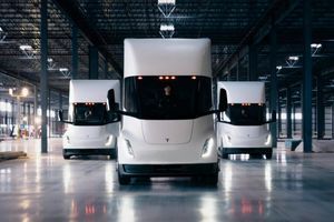 Tesla все-таки запускає виробництво вантажівок Semi
