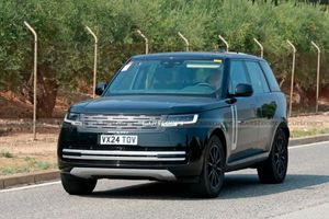 Тестовий електричний Range Rover упіймали на полігоні