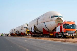 Тягачі Mercedes Actros змогли перевезти три Boeing 777