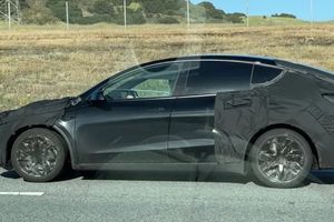 Удлиненный кроссовер Tesla Model YL вышел на тесты в США