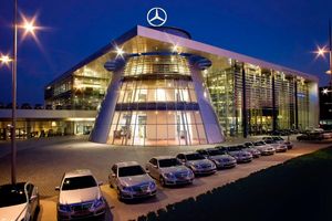 В Mercedes-Benz продолжают продавать автосалоны