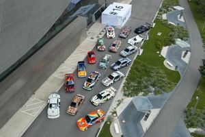 В Мюнхене впервые собрали все 20 арт-каров BMW на юбилейной выставке
