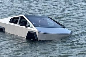 В Техасе арестовали водителя Tesla Cybertruck после попытки переплыть озеро