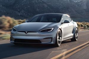 Водитель Tesla чудом избежал столкновения с поездом из-за сбоя автопилота