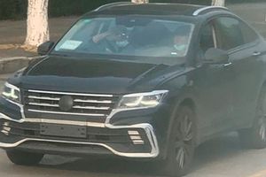 Volkswagen Tiguan попал на фото в странном кузове