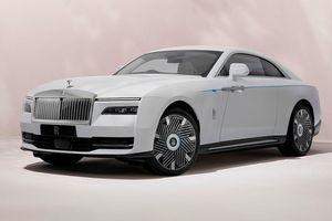 Выпустили спецверсию Rolls-Royce Spectre в честь цветения сакуры