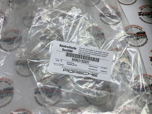 95863152201, 958 631 522 01 Кронштейн (крепление) правой фары Porsche Cayenne 958