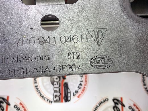 95863152201, 958 631 522 01 Кронштейн (крепление) правой фары Porsche Cayenne 958