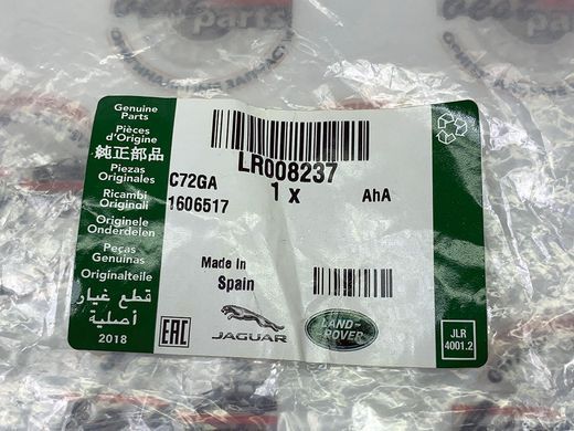 LR008237 Патрубок охолодження до голівки блоку Range Rover Vogue L322 / Sport L320