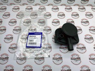 8642424 Кришка масляної склянки з масловідділювачем (сепаратором) Volvo XC90 (-14) / XC70 (-07) / XC60 (-17) / V70 (-08) / V50 (-12) / S80 (-16) / S80 (-06) / S60 (-09) / S40 (-12) / C70 (-13) / C30 (-13)