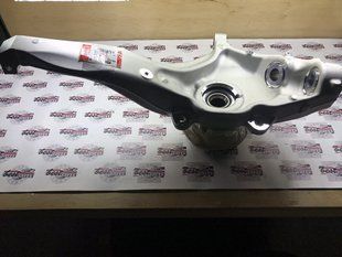 LR099019 Кулак поворотний передній лівий Range Rover Vogue L405