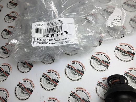 94810722975, 948 107 229 75 Клапан обратки масловіддільника зі шлангом Porsche Panamera 970