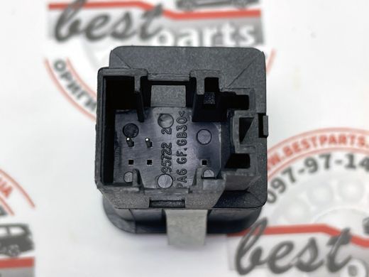 FQY500011 Кнопка открывания двери багажника Land Rover Discovery 3/4 L319