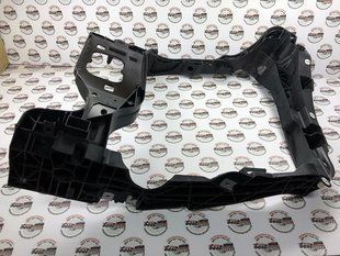 95B805594D, 95B 805 594 D Кронштейн кріплення правого інтеркулера Porsche Macan 95B