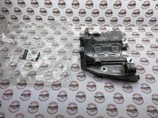 LR105296 Кронштейн переднього приводного валу Range Rover Evoque L538 / Land Rover Discovery Sport L550