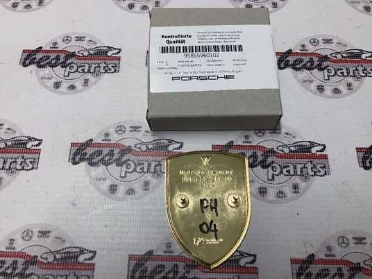 95855960102, 958 559 601 02 Значок капота Porsche Cayenne 958/9YA