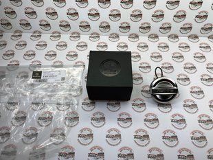 A0004703301, A 000 470 33 01 Крышка топливного бака AMG темный хром с красной вставкой Mercedes C W206 / S W223 / SL R232 / AMG-GT X290 / G W463