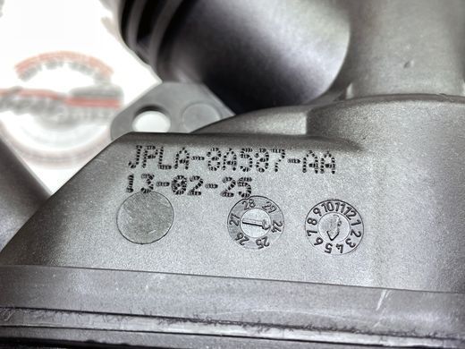 LR107347 Термостат в сборе с корпусом 5.0 Supercharger Range Rover Vogue L405 / Soprt L494