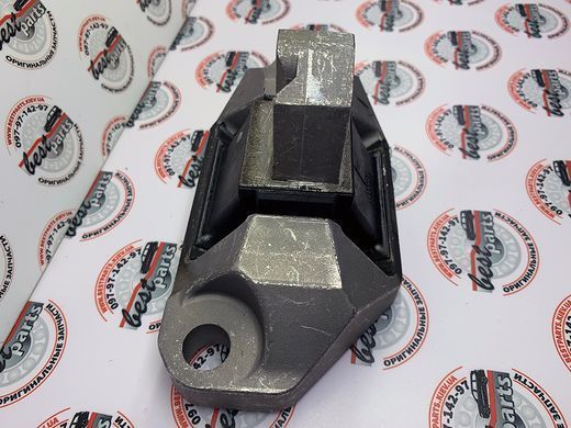 30723702 Подушка (Опора) двигуна права 4.4 Volvo XC90 (-14)