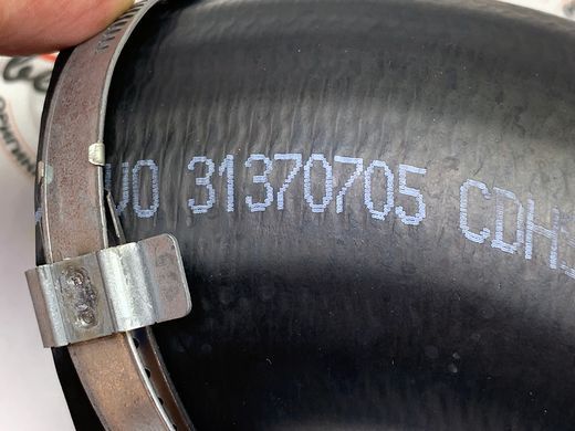31370705 Шланг (Патрубок) інтеркулера правий Volvo XC70 (-16) / XC60 (-17) / V70 (-16) / V60 (-18) / S80 (-16) / S60 (-18)