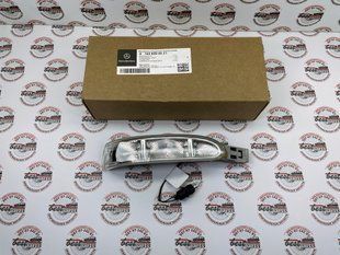 A1648200621, A 164 820 06 21 Повторитель поворота на боковом зеркале правый Mercedes ML W164 / GL X164 / R W251