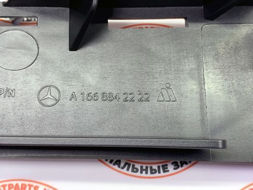 A1668842222, A 166 884 22 22 Решітка переднього правого ходового вогню Mercedes ML / GLE W166