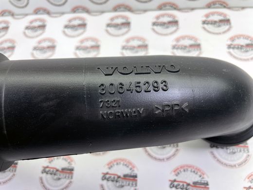 30645293 Шланг (трубка) охлаждения радиатора левый Volvo XC70 (-07) V70 (-08) S60 (-09)