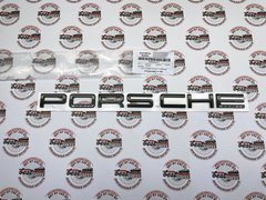 95B853687B, 95B 853 687 B Напис на кришку багажника "Porsche" темно-сірий Porsche Macan 95B-2