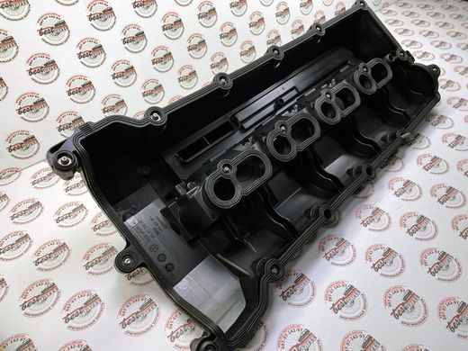 LR187029 Кришка клапанна з прокладкою в зборі права 5.0 Supercharger Range Rover Vogue L322 / L405 / Sport L320 / L494 / Land Rover Discovery 3/4 L319 / Defender L663