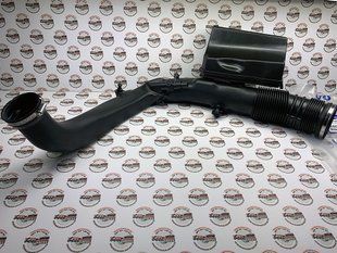 31657655 Патрубок (трубка) к корпусу воздушного фильтра Volvo XC60 (-17) / V60 CC (-18) / V60 (-18) / S60 CC (-18) / S60 (-18)