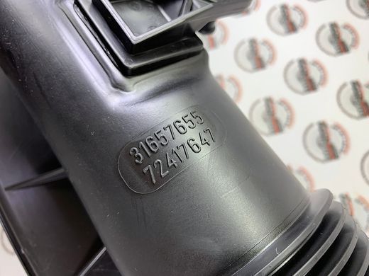 31657655 Патрубок (трубка) к корпусу воздушного фильтра Volvo XC60 (-17) / V60 CC (-18) / V60 (-18) / S60 CC (-18) / S60 (-18)