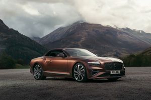 Дві новинки від Bentley показали у Брюсселі