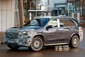 Новий Mercedes GLS упіймали на польових тестах